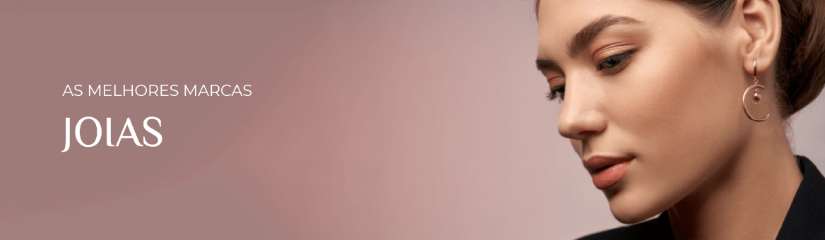 Modelo feminino com argolas em rose gold sobre um fundo rosa, para a categoria joias.